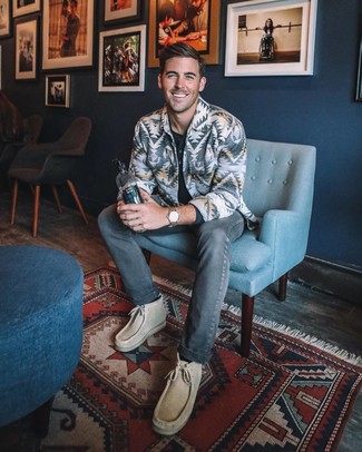 С чем носить серебряную куртку с принтом мужчине