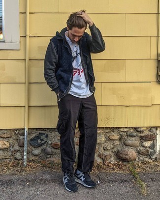 С чем носить серебряную футболку с принтом мужчине