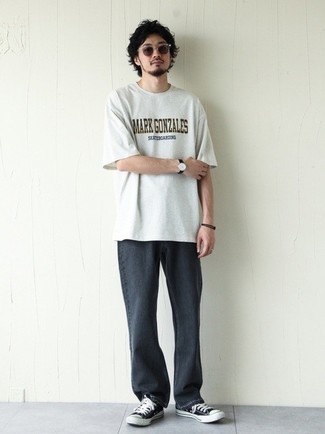 С чем носить серебряную футболку с принтом мужчине
