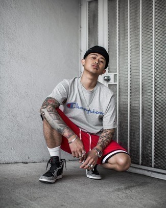 С чем носить серебряную футболку с принтом мужчине