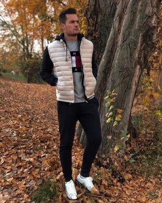 С чем носить серебряную футболку с принтом мужчине