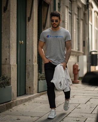 С чем носить серебряную футболку с принтом мужчине