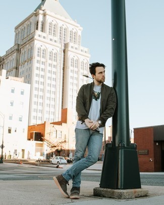 С чем носить серебряную футболку с принтом мужчине