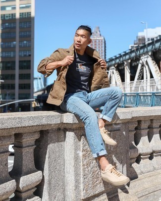 С чем носить серебряную футболку с принтом мужчине