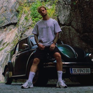 С чем носить серебряную футболку с принтом мужчине