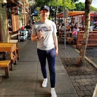 С чем носить серебряную футболку с принтом мужчине