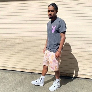 С чем носить серебряную футболку с принтом мужчине