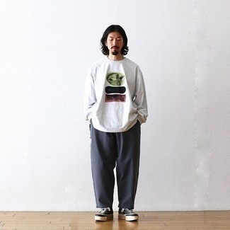 С чем носить серебряную футболку с принтом мужчине