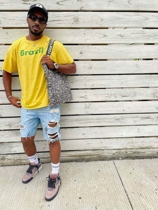 С чем носить серебряную большую сумку с принтом мужчине