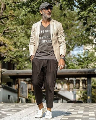 С чем носить серебряную футболку с v-образным вырезом с принтом мужчине