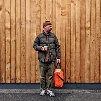 С чем носить серебряную куртку-пуховик мужчине