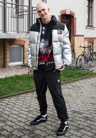 С чем носить серебряную куртку-пуховик мужчине