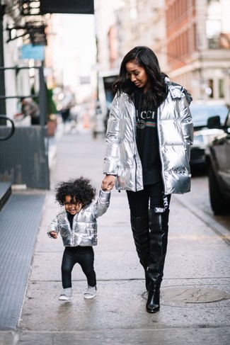 Какие джинсы скинни носить с серебряной курткой-пуховиком