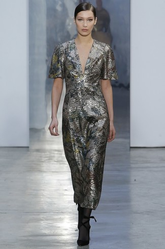 С чем носить серебряное платье-миди с пайетками