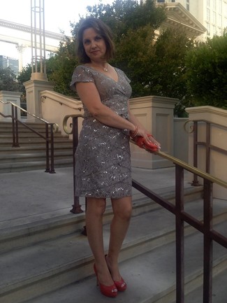 С чем носить серебряное платье-футляр с пайетками