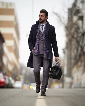 С чем носить серебряный шелковый галстук мужчине