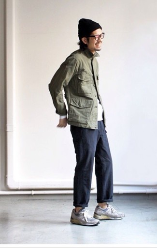 С чем носить серебряные замшевые кроссовки мужчине