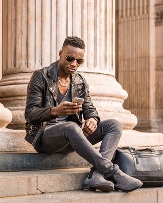 С чем носить серебряные замшевые ботинки челси мужчине