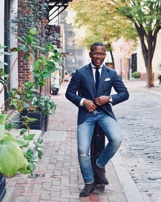 С чем носить серебряные замшевые ботинки челси мужчине