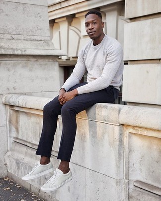 С чем носить серебряные замшевые кеды мужчине