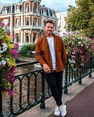 С чем носить серебряные замшевые кеды мужчине