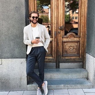 С чем носить серебряные замшевые кеды мужчине