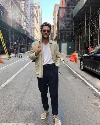 С чем носить серебряные замшевые кеды мужчине