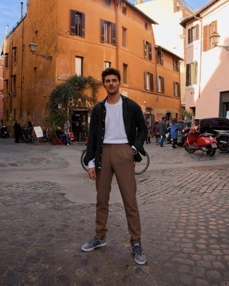 С чем носить серебряные замшевые кеды мужчине