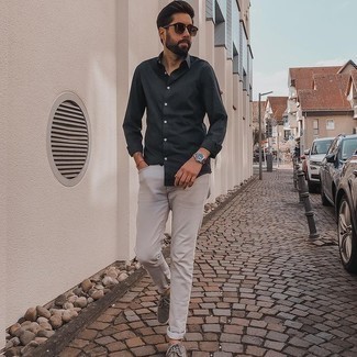 С чем носить серебряные замшевые кеды мужчине