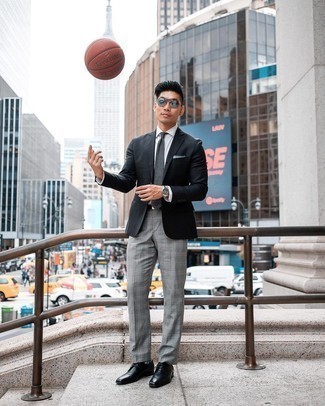 С чем носить серебряные солнцезащитные очки мужчине