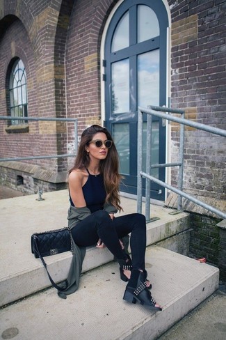 С чем носить серебряные солнцезащитные очки женщине