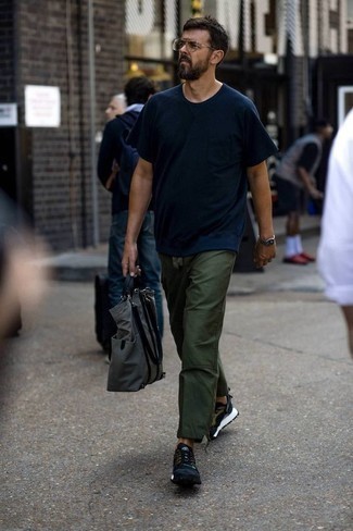 С чем носить серебряную большую сумку мужчине