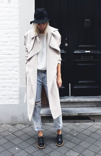 С чем носить серебряный плащ женщине