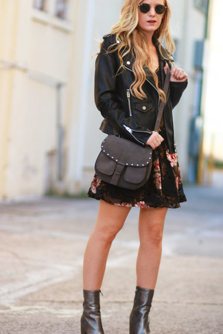 Как носить платье с плиссированной юбкой с ботильонами