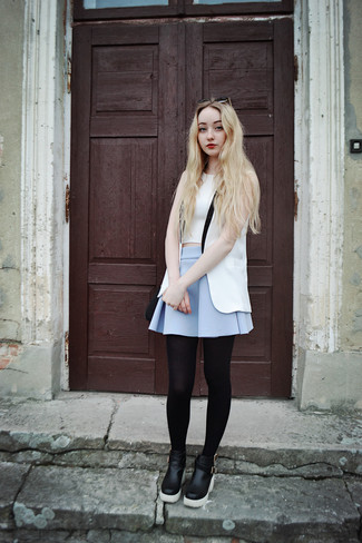 Как носить короткую юбку-солнце с ботильонами