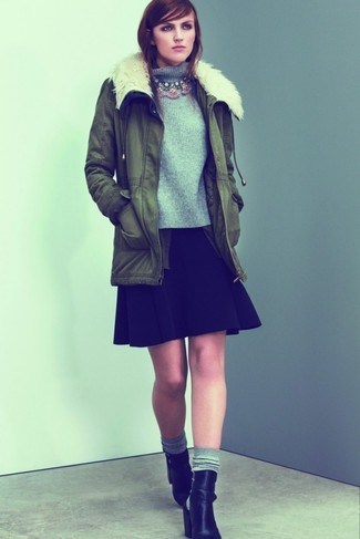 Как носить короткую юбку-солнце с ботильонами