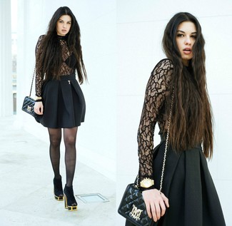 Как носить короткую юбку-солнце с ботильонами