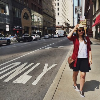 Как носить короткую юбку-солнце с майкой