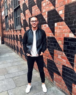 Как носить зауженные джинсы с бомбером мужчине