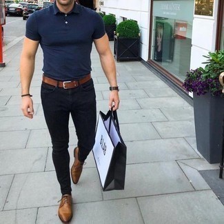 Как носить зауженные джинсы с футболкой-поло мужчине