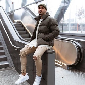 Как носить зауженные джинсы с курткой-пуховиком мужчине