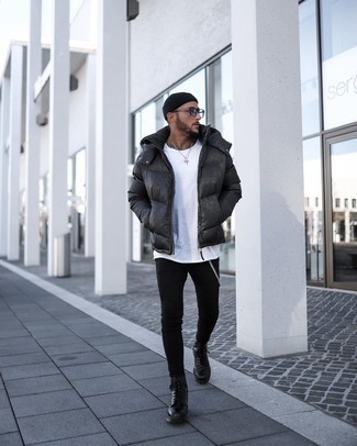 Как носить зауженные джинсы с курткой-пуховиком мужчине
