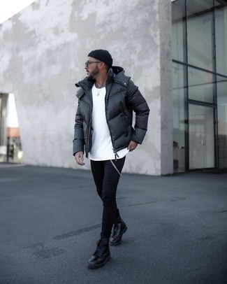 Как носить зауженные джинсы с курткой-пуховиком мужчине