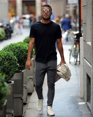 Как носить зауженные джинсы с дождевиком мужчине