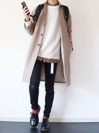 Как носить зауженные джинсы с дождевиком мужчине