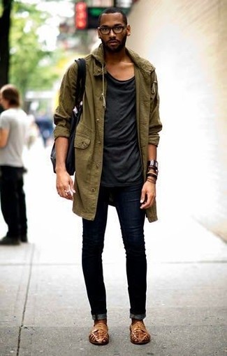 Как носить зауженные джинсы с сандалиями мужчине