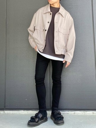 Как носить зауженные джинсы с сандалиями мужчине