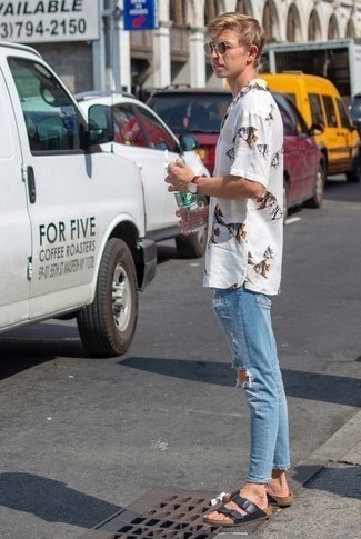 Как носить зауженные джинсы с сандалиями мужчине