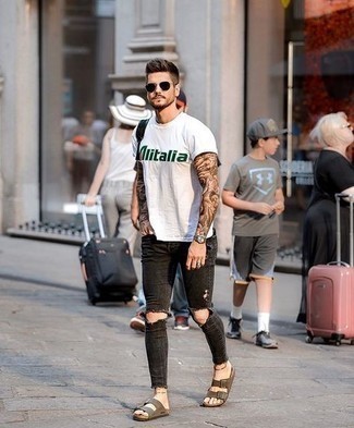 Как носить зауженные джинсы с сандалиями мужчине