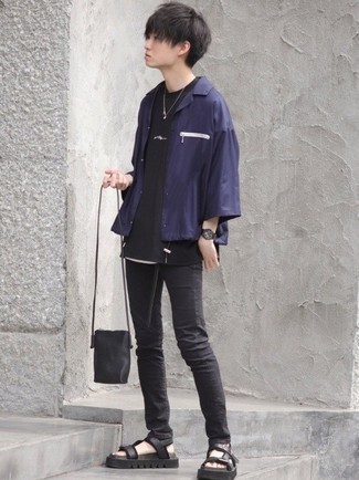 Как носить зауженные джинсы с сандалиями мужчине